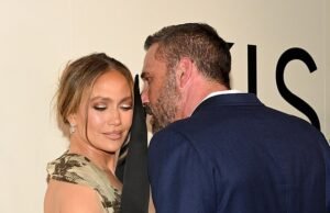 Dženifera Lopesa un Bens Affleks ļoti mājīgi kļūst par zirnekļa sievietes pirmizrādi gadu pēc šķiršanās