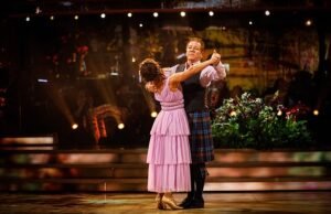 Ross Kings, 63 gadi, “bija slepena romantika ar augsta līmeņa BBC vadītāju” – pirms attiecībām ar savu krāšņo jauno draudzeni