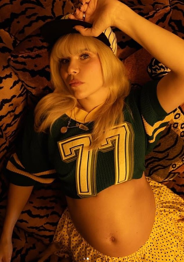 103289295-15224475-Paloma_Faith_has_revealed_she_is_pregnant_as_she_showed_off_her_-m-156_1761318340.jpeg