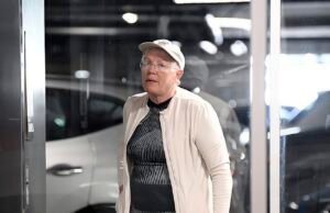 SNL vienmēr bija viens dedzinošs jautājums par šo apaļīgo briļļu varoni, uz kuru neviens nekad nevarēja atbildēt. Vai varat uzminēt vārdu?