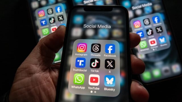 108216447-1761300179713-gettyimages-2198590463-socialphones-9.jpeg