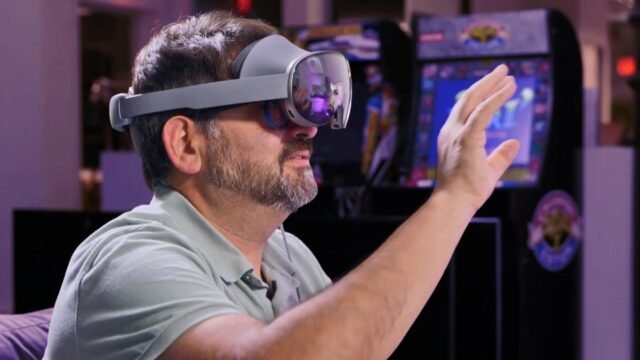 1761400098_scott-samsung-xr-headset.jpg