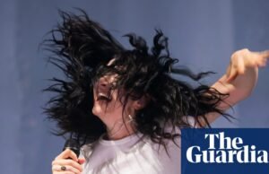 “Es lidoju uz Luksemburgu, lai redzētu koncertu tur!”: mūzikas fani par to, kā viņi tiek galā ar augstajām biļešu cenām Lielbritānijā