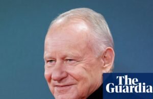 Stellans Skarsgārds saka, ka viņš dzīvo “virsstundās” kopš insulta pirms trim gadiem