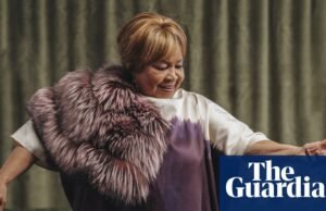 ‘ASV šobrīd ir tumšs. Guess es ieslēdzu gaismu, vai jūs zināt?’: Mavis Staples par Prinsu, Mārtinu Luteru Kingu un viņas 75 gadus ilgo dziedātājas karjeru