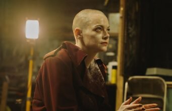 Jorgoss Lantimoss stāsta par sava dīvainā, brīnišķīgā zinātniskās fantastikas noslēpuma “Bugonia” līdzsvarošanu