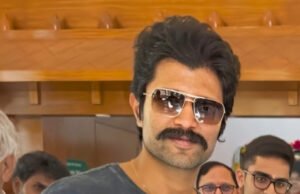 Vijay Deverakonda dzirkst saderināšanās baumas ar Rašmiku Mandannu, kad viņš vicina gredzenu Puttaparthi, skatīt picu