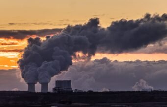 Tīras enerģijas pāreja joprojām izskatās cerīga visā pasaulē, neskatoties uz politikas maiņu mūsos