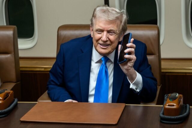 trump-on-air-force-one-1280x853.jpg
