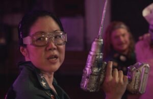 Šausmu karalienes meita padara savu asiņainu, atbrīvotu zīmi filmā “Mirušo karalienes”