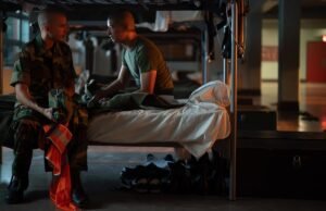 “Zābaki” ir savlaicīga, ja paredzama sērija, kas attēlo geju jūrnieku cīņas 90. gados