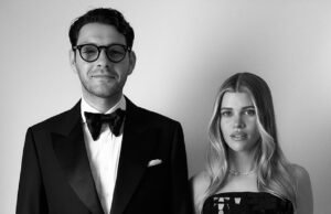 Sofija Ričija un vīrs Eliots Greinžs dalās tveicīgā skūpstā, kad viņa svin viņa 31. dzimšanas dienu