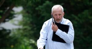 Bijušais Hārvardas prezidents apkaunojoši atkāpjas pēc tam, kad e-pastā atklāts, ka viņš sazinājies ar “spārnnieku” Epšteinu, lai saņemtu padomus par seksu.