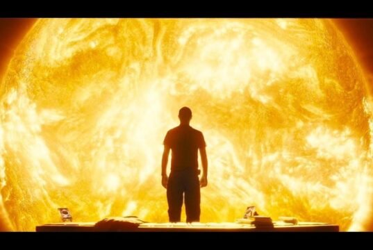 Šajā mazāk zināmajā zinātniskās fantastikas trillerī mirdz Holivudas lielākās zvaigznes