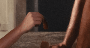 Charli XCX turpina “Wuthering Heights” izlaišanu ar sirreālu jaunu “Mīlestības ķēdes” video