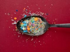 Jūs gatavojaties pasniegt mikroplastmasu Pateicības dienā. Vispirms izmetiet šos 7 vienumus