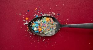 Jūs gatavojaties pasniegt mikroplastmasu Pateicības dienā. Vispirms izmetiet šos 7 vienumus