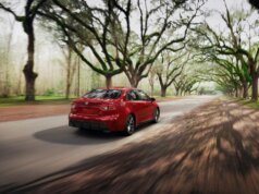 Toyota turpina likt likmes uz hibrīdautomobiļiem ASV