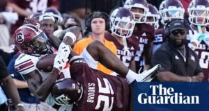 Teksasas karavīrs tika nosūtīts mājās pēc tam, kad spēles laikā saskārās ar Dienvidkarolīnas spēlētāju