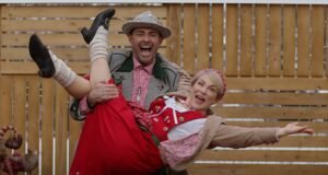 Esmu apsēsts ar Hallmarka filmu A Keller Christmas Trip, un internetam bija vislabākais