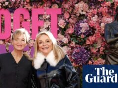 “Tik dīvaini, wager mīļi”: Bridžita Džounsa iemūžināta, kad Londona sveic Lielbritānijas mīļākā vientuļa statuju