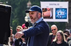 Bijusī Neighbours zvaigzne Demjens Ričardsons atzīts par vainīgu nacistu salūta izpildījumā uz skatuves