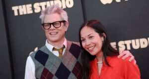 Džonijs Noksvils apprecas ar ilglaicīgu draudzeni: vai trešā reize ir šarms?