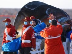 Sadursmē ar kosmosa atkritumiem 3 ķīniešu astronauti iestrēguši orbītā