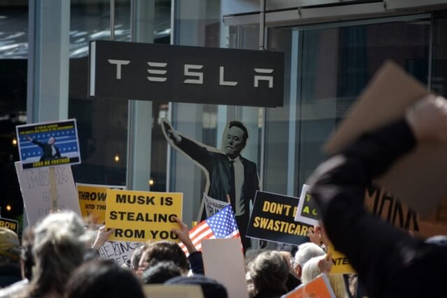 Tesla-elon-musk-protest-1280x853.jpg