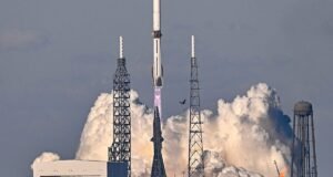 Raķešu sāncensība uzkarst, jo Blue Origin veiksmīgi nolaižas uz savu pastiprinātāju