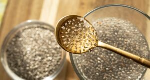 Vai jums vajadzētu dzert ūdeni ar čia sēklām? Eksperti dalās ar šiem 8 veselības ieguvumiem