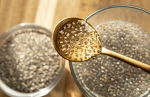 Vai jums vajadzētu dzert ūdeni ar čia sēklām? Eksperti dalās ar šiem 8 veselības ieguvumiem