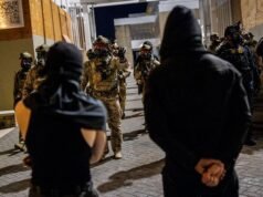 Simtiem Nacionālās gvardes locekļu pamet Portlendu, Čikāgā, stāsta avots