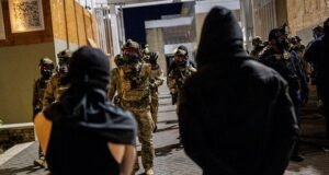 Simtiem Nacionālās gvardes locekļu pamet Portlendu, Čikāgā, stāsta avots