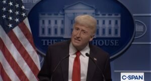 Donalds Tramps avarēja Epšteinas e-pasta preses brīfingu SNL aukstā atvērumā