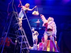 Versaļas karaliene: Muzikālais apskats: tā ir trakākā izrāde Brodvejā, un man tā patika