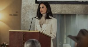 Demija Mūra mūs iepazīstina ar Kami episkā Landman pirmizrādes runu: “Man bija tik daudz, ar ko es cīnījos”