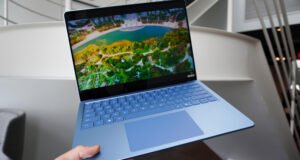 Gadu vēlāk es turpinu atgriezties pie Floor klēpjdatora (īpaši par šo cenu)