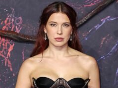 Millija Bobija Brauna iestājas pret fotogrāfiem, pieprasot viņai pasmaidīt filmas “Svešās lietas” seansā