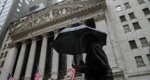 Bitcoin noslīd līdz sešu mēnešu zemajam līmenim, jo kriptovalūtu tirgotāji uztraucas, ka mēs neesam ne tuvu apakšai