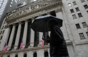 Bitcoin noslīd līdz sešu mēnešu zemajam līmenim, jo kriptovalūtu tirgotāji uztraucas, ka mēs neesam ne tuvu apakšai