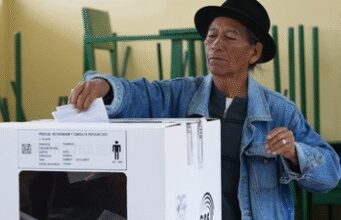 Ekvadoras vēlētāji noraida referendumu par ASV bāzu atgriešanu