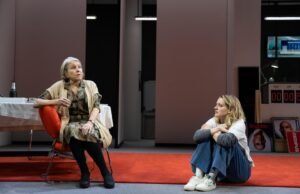 Marks Strongs un Leslijs Menvils nodrošina Roberta Ika gludo filmas “Edipusa” pārtaisīšanu Brodvejā