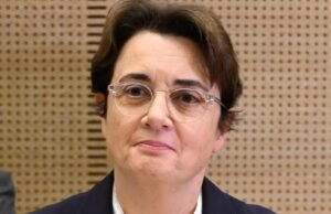 Luvra sola atjaunot imperatora kroni, ko zagļi nometa muzeja aplaupīšanas laikā